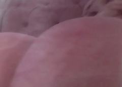 Transex loira avantajada se masturba na cama